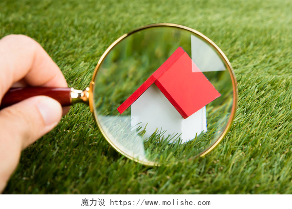 用放大镜观察草地上的小房子放大镜检测模型